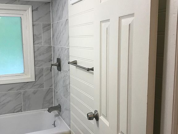 4th image of 102 Hartman St #102