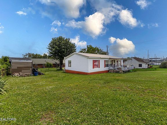 3rd image of 935 Summer St