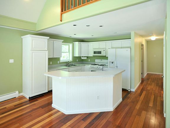 4th image of 75 Delaney Dr