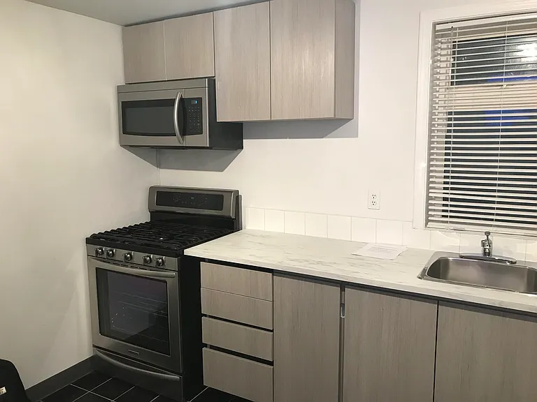 1517 Comox St #7 — Photo 5