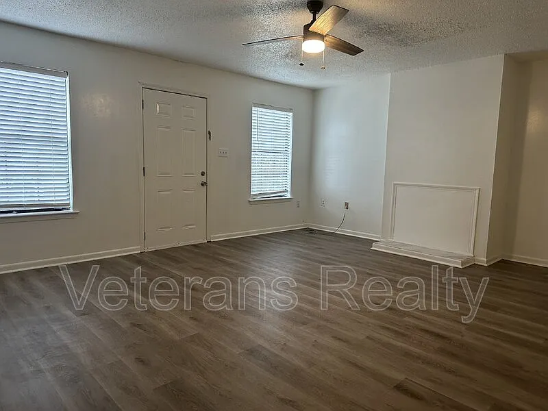 2 bed, 1.5 bath, 1100 sqft, $1,050 — Photo 3
