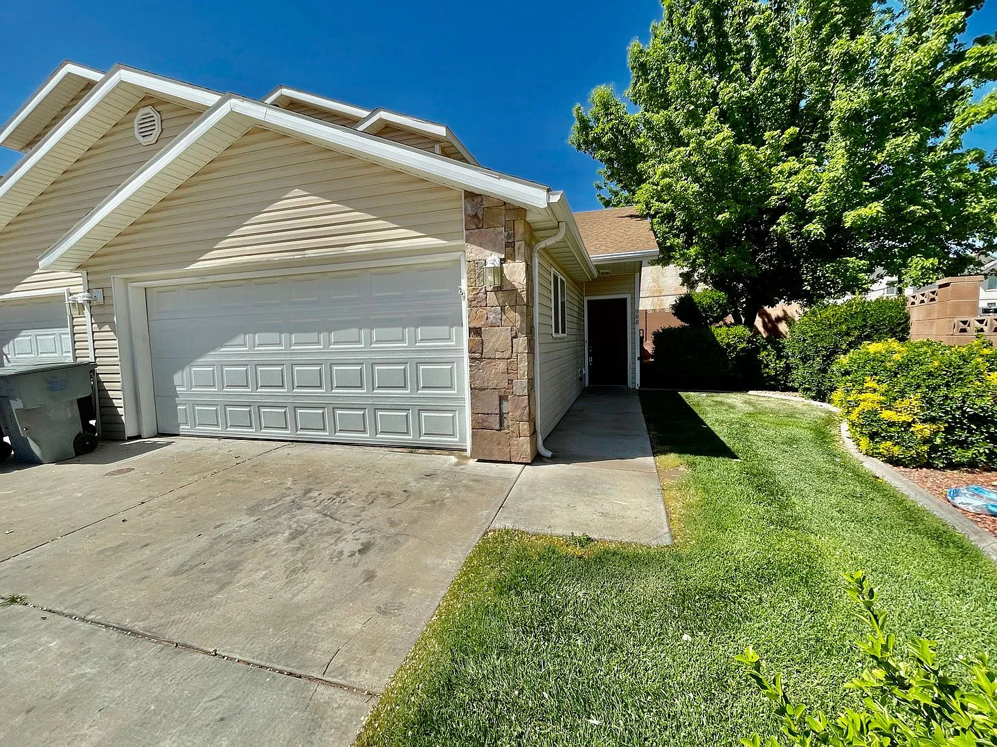 Pet-Friendly Three Bedroom Townhome in Hurricane — Photo 2