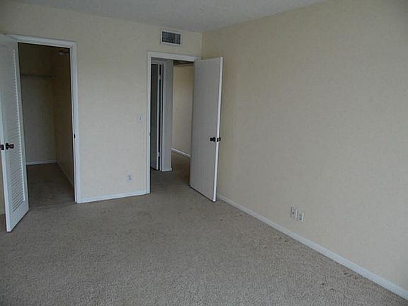 4th image of 4085 Westbury Cir #H
