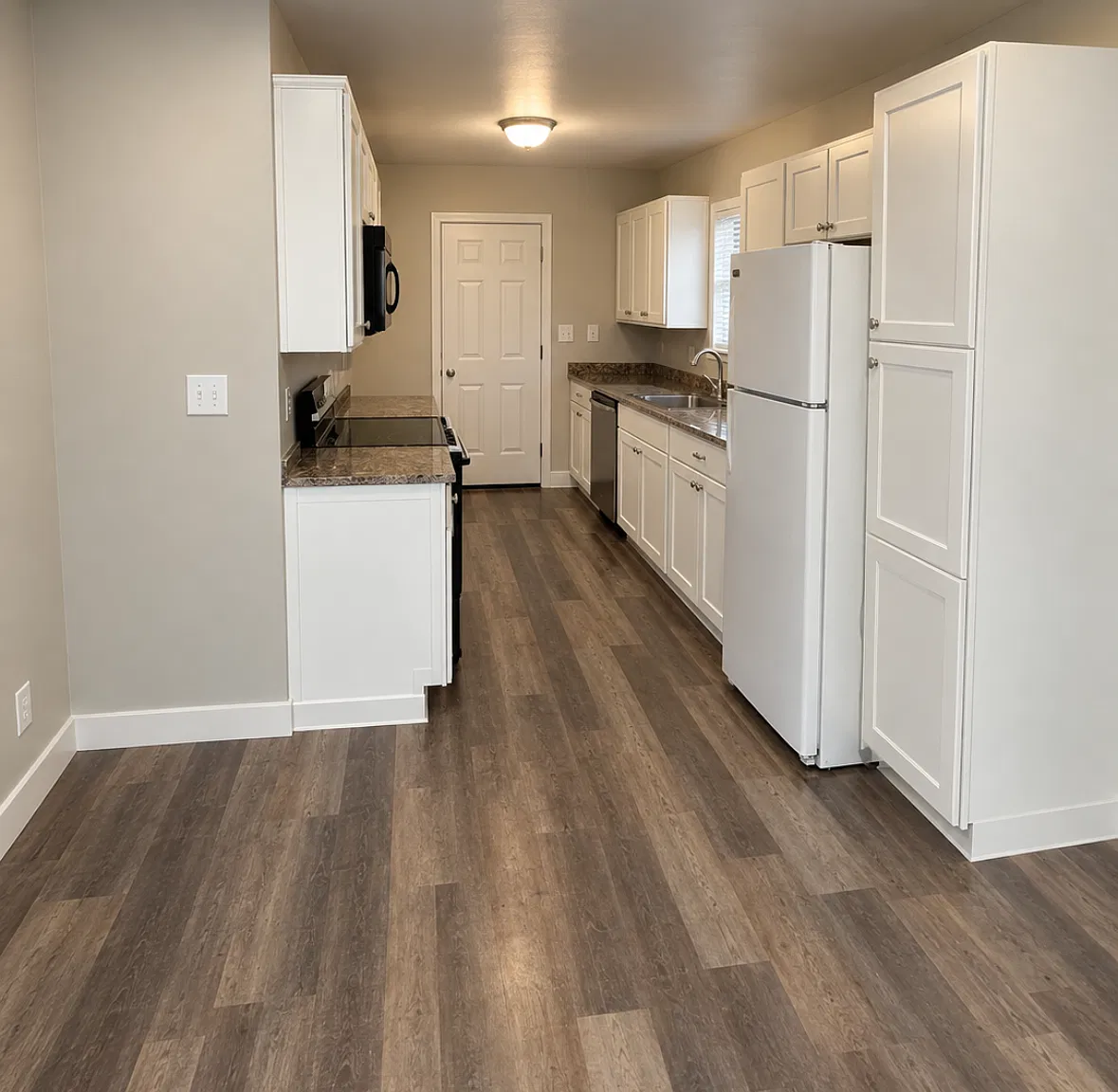 3 bed, 900 sqft, $1,300 — Photo 3