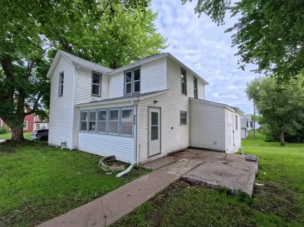 560 Hawkeye St, Osceola, NE 68651