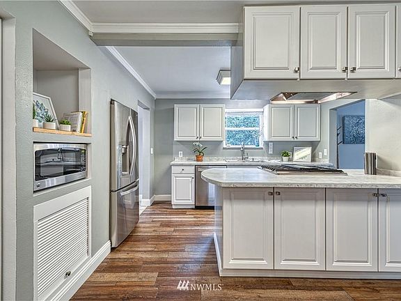 5th image of 1910 Marine Dr