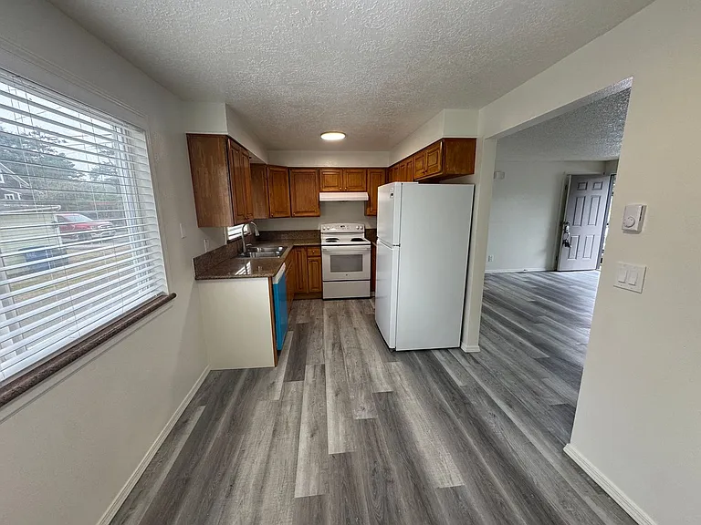 385 NW 6th St — Photo 10