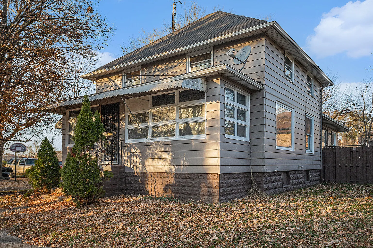 111 River Dr photo 1