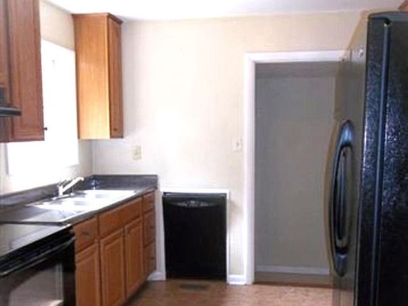 3rd image of 129 Patrick Henry Dr