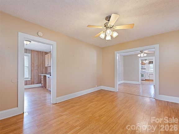 5th image of 821 N Main St