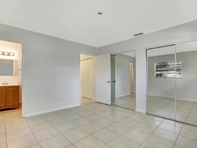 1919 Doffer Ln #1933 — Photo 4