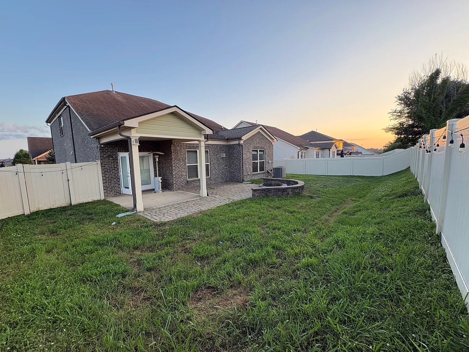 5 bed, 2900 sqft, $2,995 — Photo 2