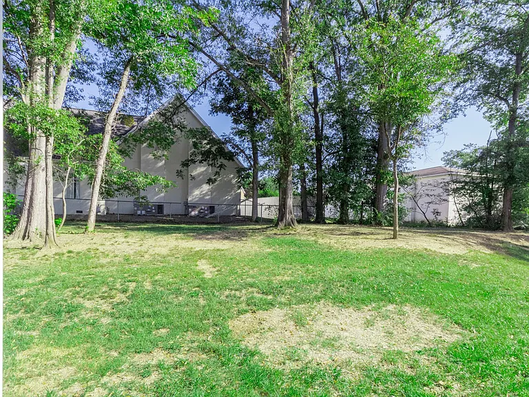 223 E Church St — Photo 17
