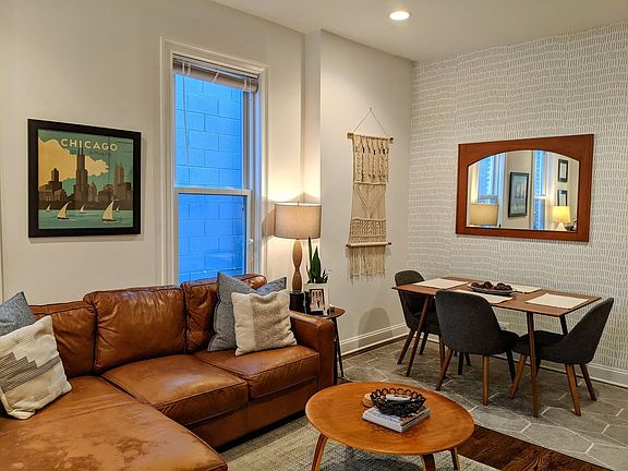 3rd image of 1521 N Wood St #2