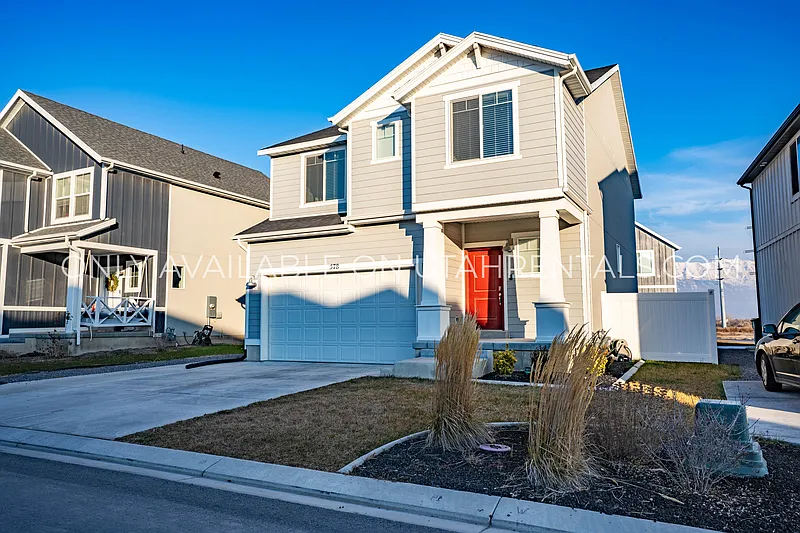 3 bed, 2.5 bath, 2900 sqft, $2,395 — Photo 2