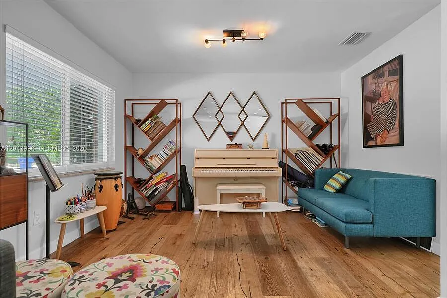 4 bed, 2098 sqft, $9,000 — Photo 4