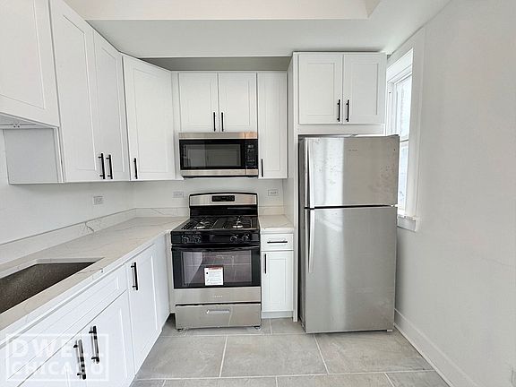 3rd image of 1941 W Augusta Blvd #3E