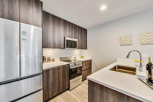 3rd image of 300 W Division St #23a41d76e