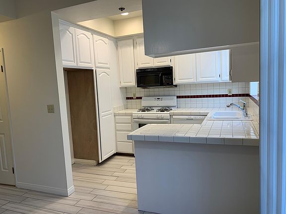 3rd image of 318 N Kenwood St APT 106