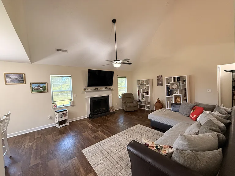305 Agatha Ct — Photo 4