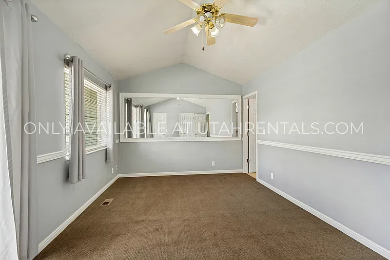 4 bed, 3.5 bath, 2370 sqft, $2,099 — Photo 3