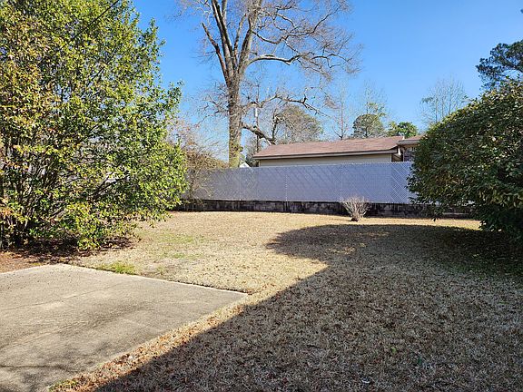 4th image of 1116 W Oak St
