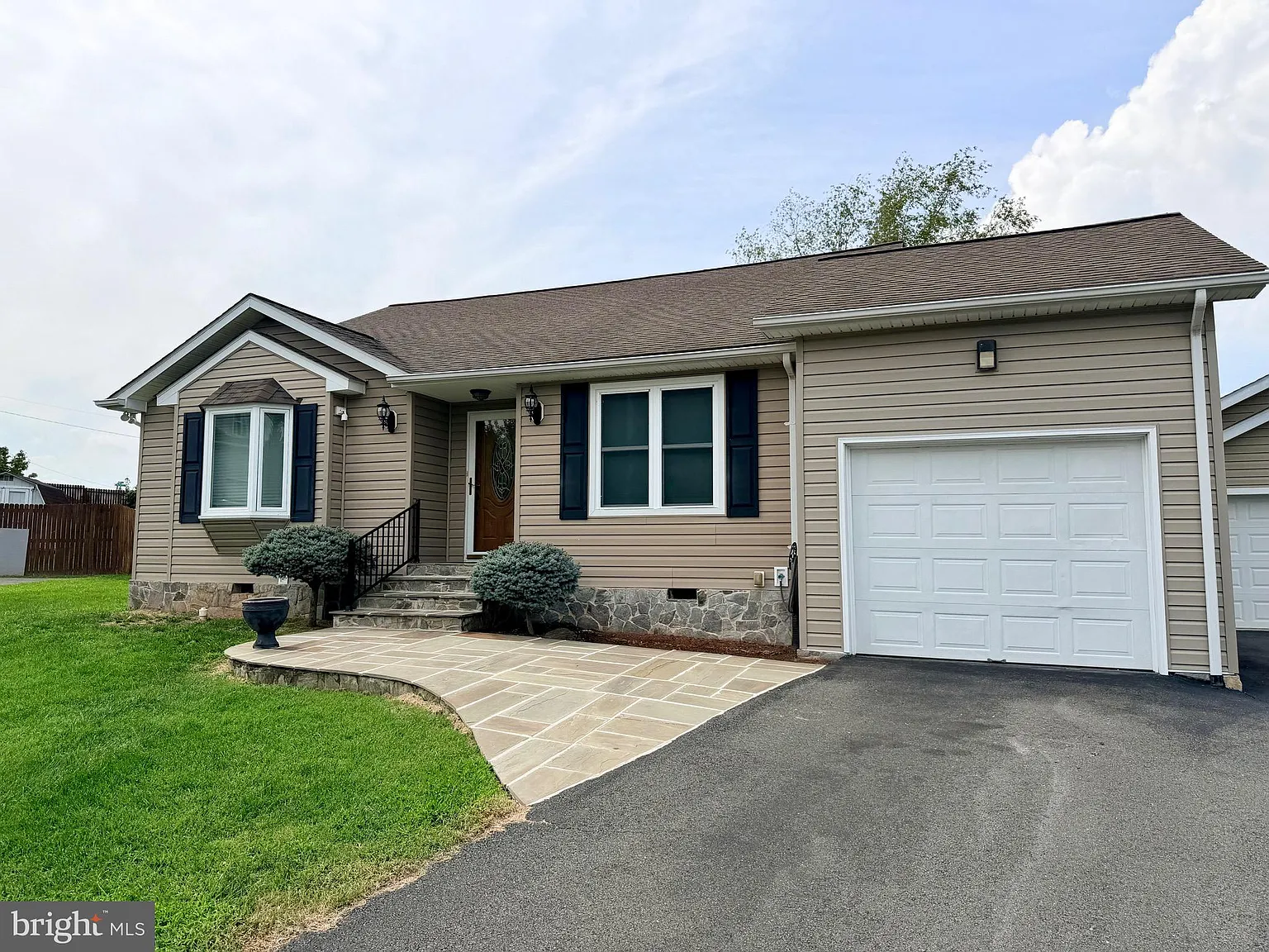 4 bed, 2.0 bath, 1894 sqft, $2,900 — Photo 4