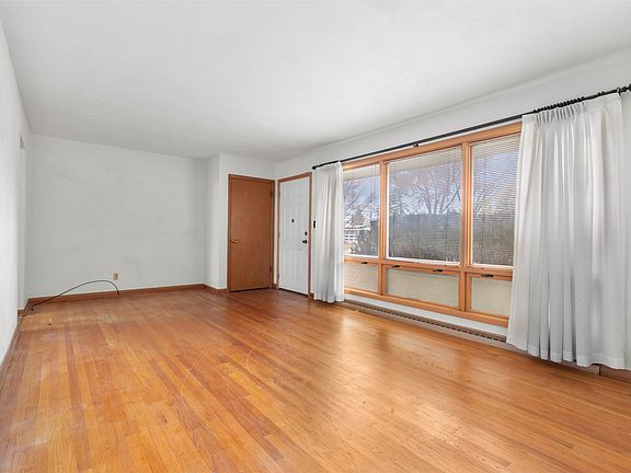 3rd image of 3239 Dartmouth Dr