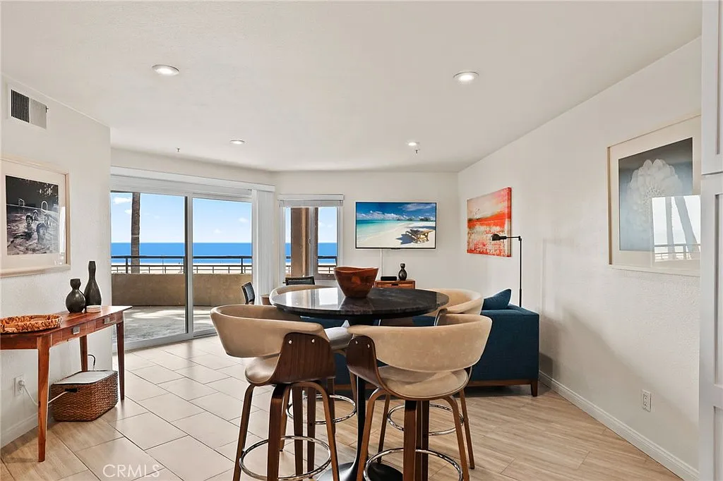2 bed, 1025 sqft, $6,000 — Photo 3