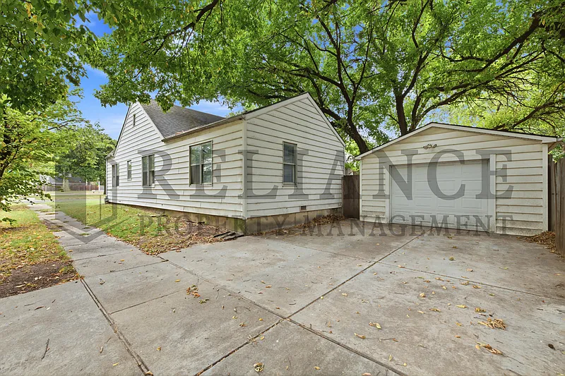 3 bed, 2.0 bath, 1220 sqft, $1,295 — Photo 4
