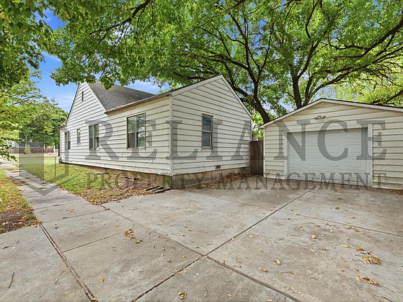4th image of 703 S Grove Dr