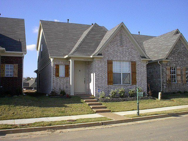 Outside of home... October 2006. Updated photos coming very soon!