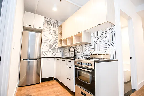 323 E 19th St #3E Photo 1