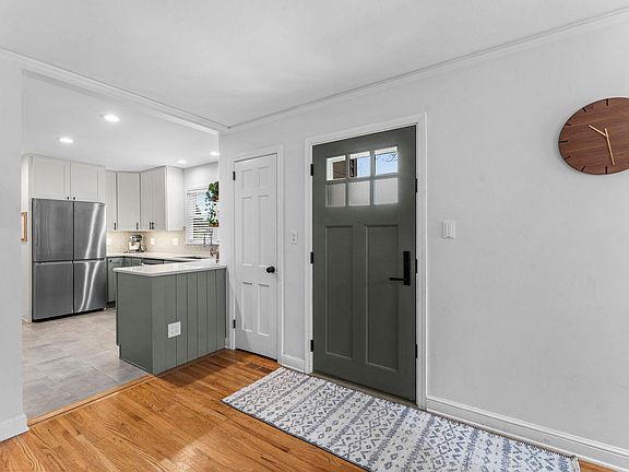 3rd image of 2616 Lynn Ave