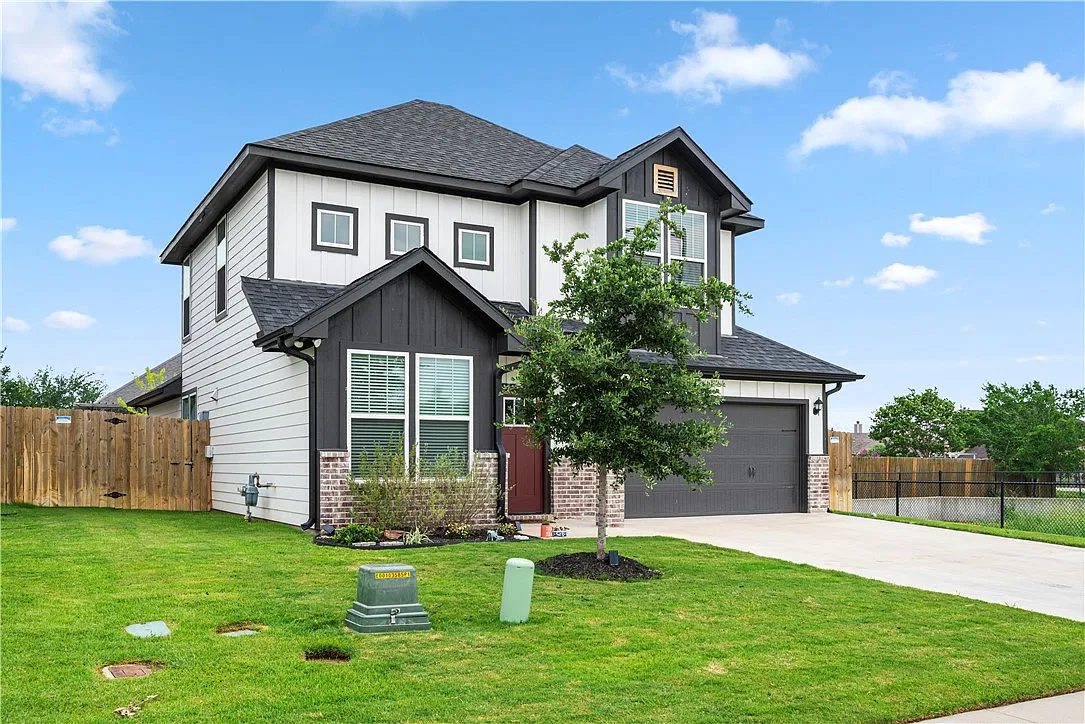 3 bed, 2.5 bath, 2067 sqft, $2,300 — Photo 2