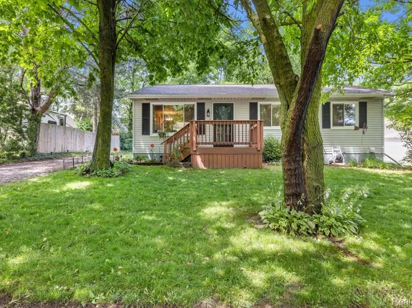 310 Mason Rd, Howell, MI 48843