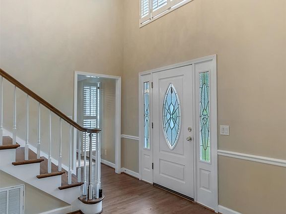 4th image of 100 Moss Creek Ct