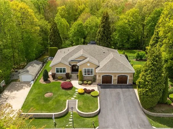 45 Briarbrooke Ln, Cranston, RI 02921