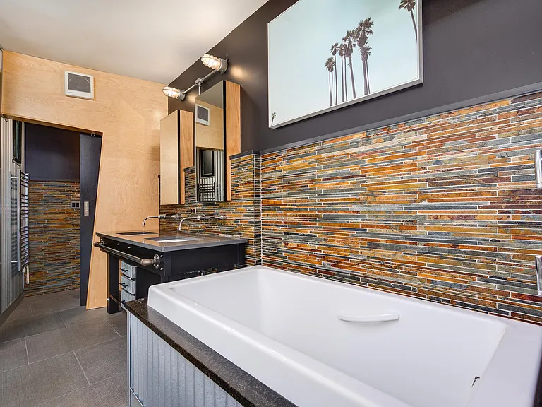 1738 N Hoyne Ave — Photo 3