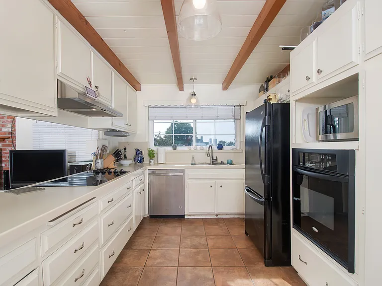 1375 Muirlands Vista Way — Photo 9