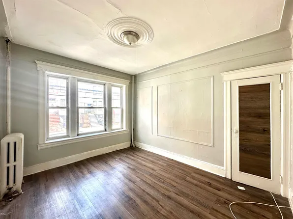 290 Summit Avenue image 1 of 6