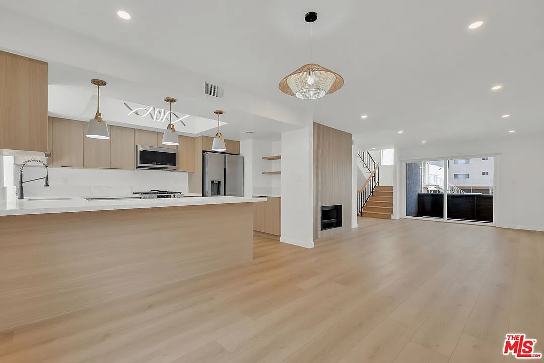 2 bed, 3.0 bath, 1361 sqft, $3,900 — Photo 3