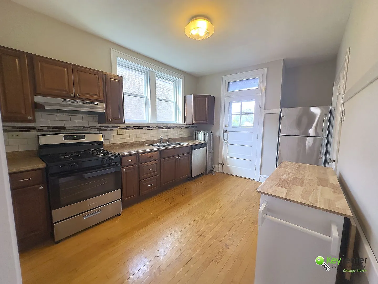 Spacious & Charming 3-Bedroom in West Ridge / Rogers Park — Photo 2