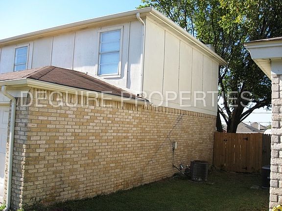 3rd image of 1009 NW Summercrest Blvd