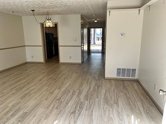 3rd image of 571 Wedgewood Dr