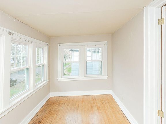 3rd image of 1673 Van Buren Ave Unit 2