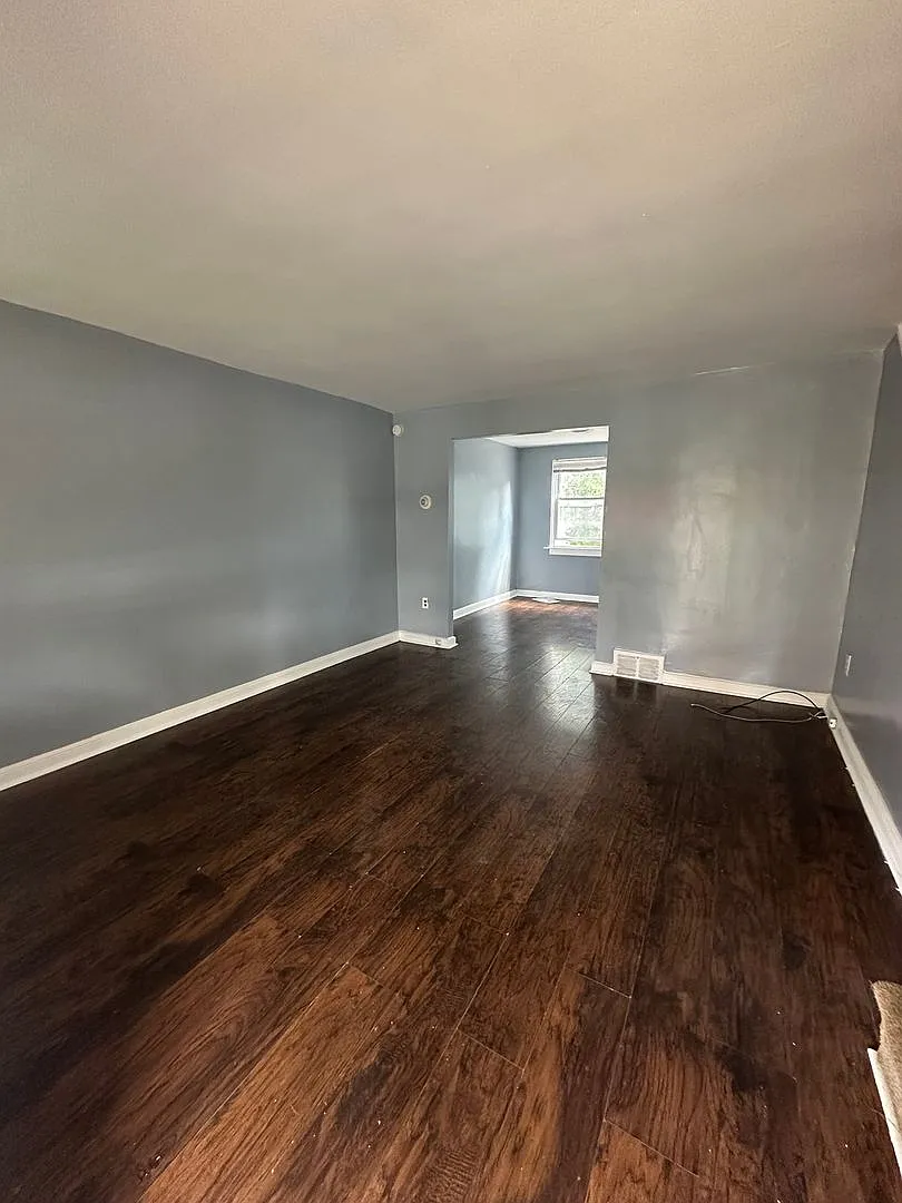 2 Bed/ 1 Bath Row Home with additional room! — Photo 4