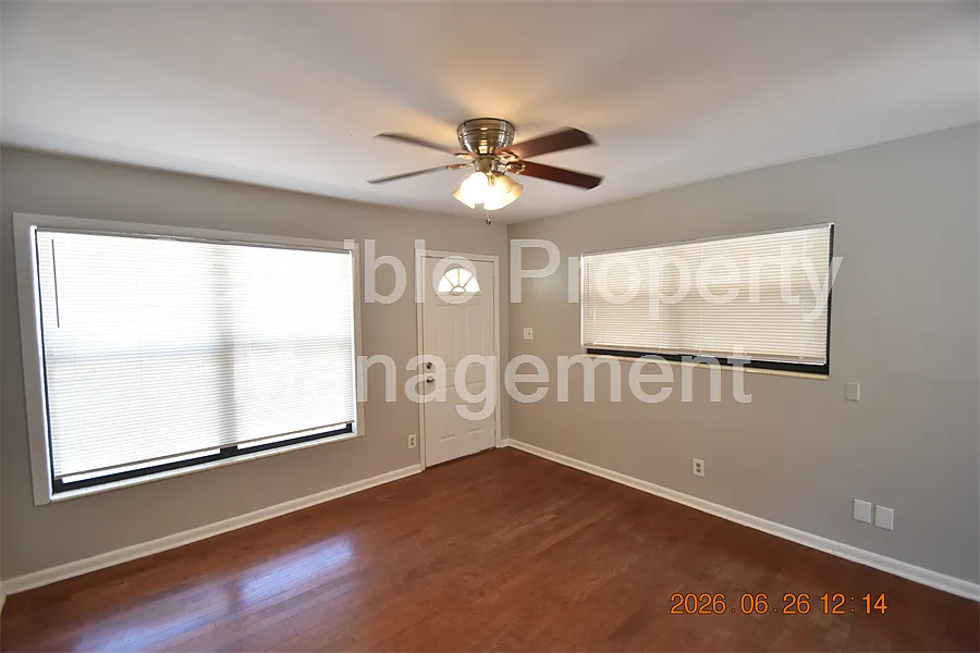 3 bed, 1000 sqft, $2,100 — Photo 2