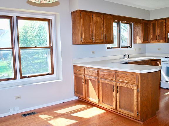 4th image of 8204 Cromwell Ave