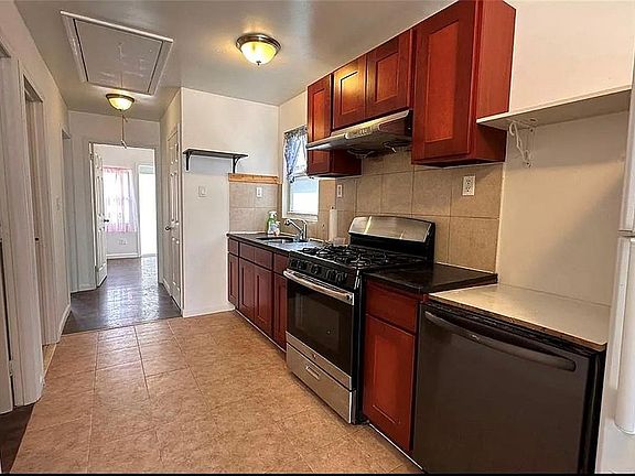 4th image of 102-30 Calhoun Ct